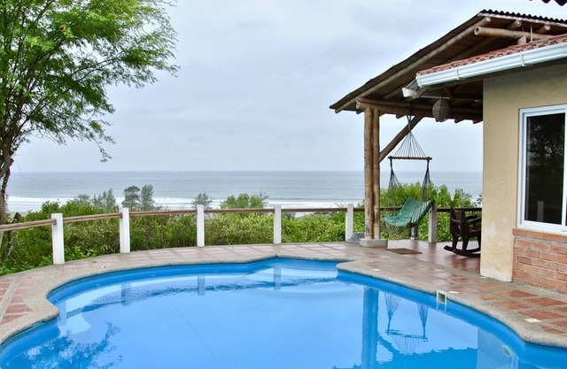 La Casa de Curia, hermosa casa con vista al mar con piscina, en la mejor playa de Ecuador