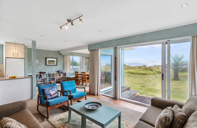 La Casa de la Playa - Waikanae Beachfront Holiday Home