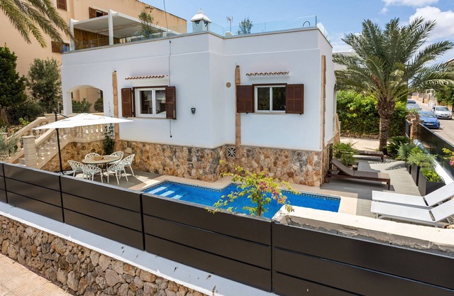 La Casa Escaniana Acogedora casa vacacional con piscina climatizada a solo 200 m de la playa en Cala Santanyi