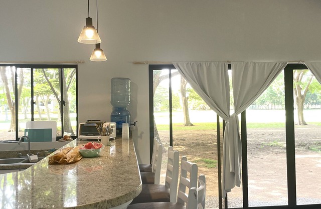 La Casa Playa Colorados-Spacious high ceiling house 10 min walk to the beach