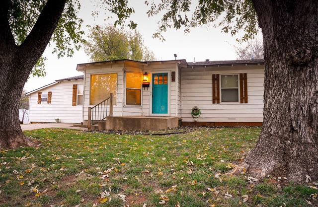 La Casa Zia - cozy home within walking distance of historic downtown Guthrie.