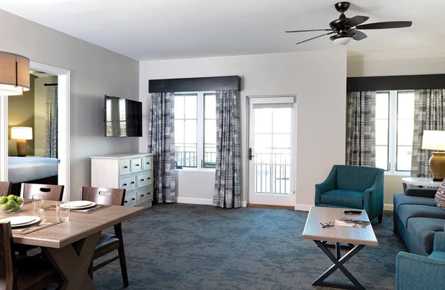 La Cascada 1BR steps from Riverwalk, Rooftop lounge deck w/ pool & hot tub