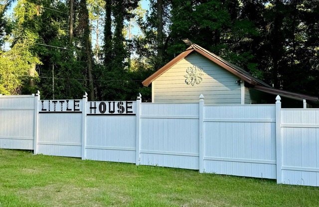 La Casita: Charming 1-bedroom house in Gainesville w/ pickleball court!