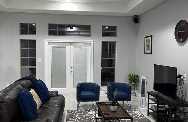 La Casita cozy 3 bedroom 2.5 bath with BBQ pit!