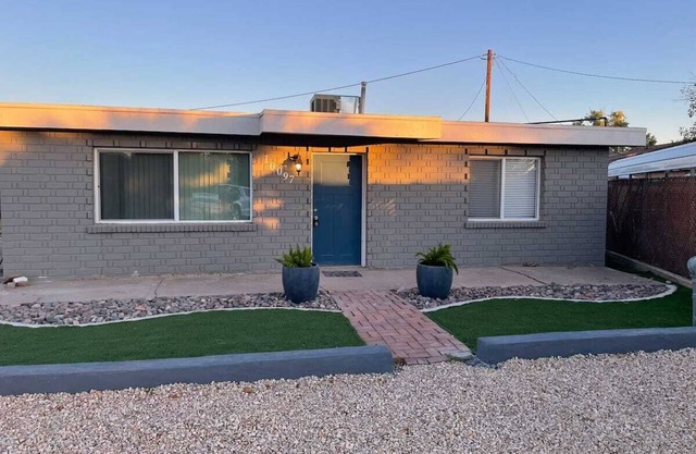 ⭐️⭐️ La Casita -east off North Loop