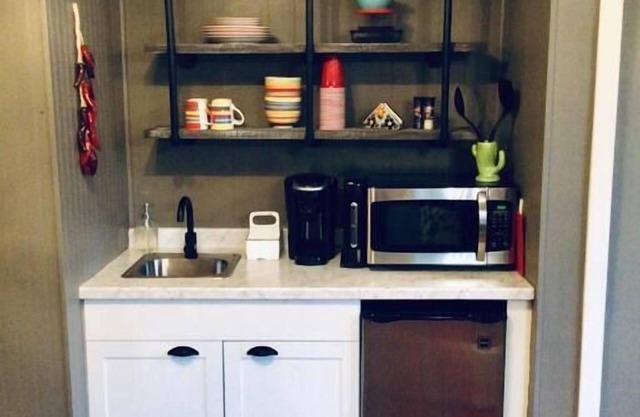 La Casita-Efficiency Retreat-1.5 miles from Merc
