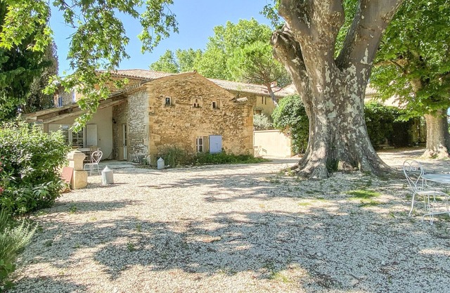 La Chapelle, gîte with heated pool in Provence