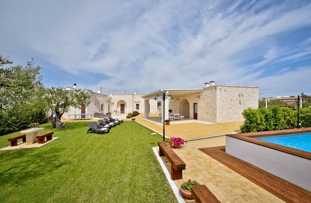 La Corte del Pergolo, complejo de trullos con piscina y spa.
