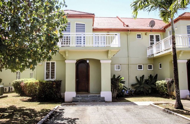La Coterie Villa -Charming 3-bedroom villa with WiFi, AC in enjoyable Lowlands