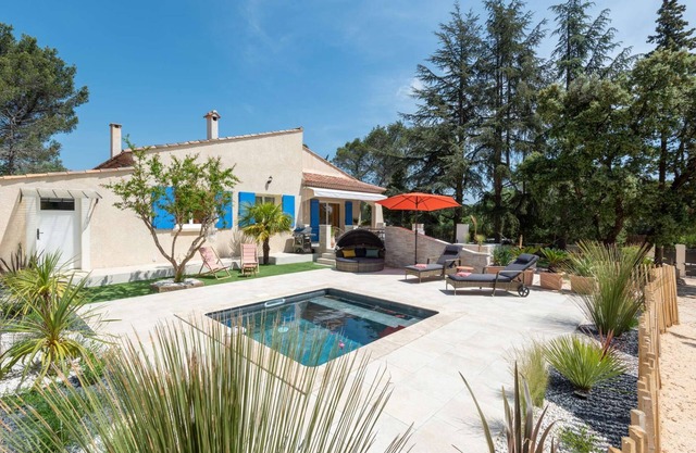 La Dolce Villa Farniente under the pines and feet in the water