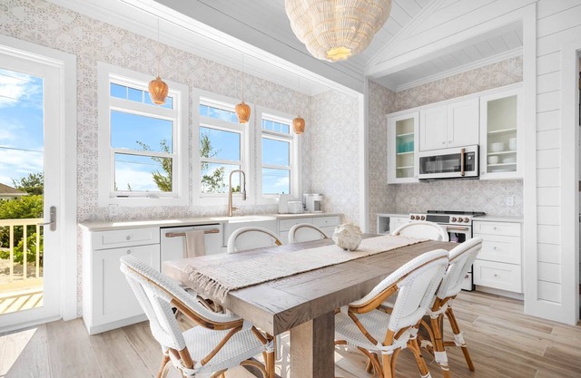 La Dolce Vita Cottage, - Cozy Cottage With Pool - directly on Tropic of Cancer Beach!