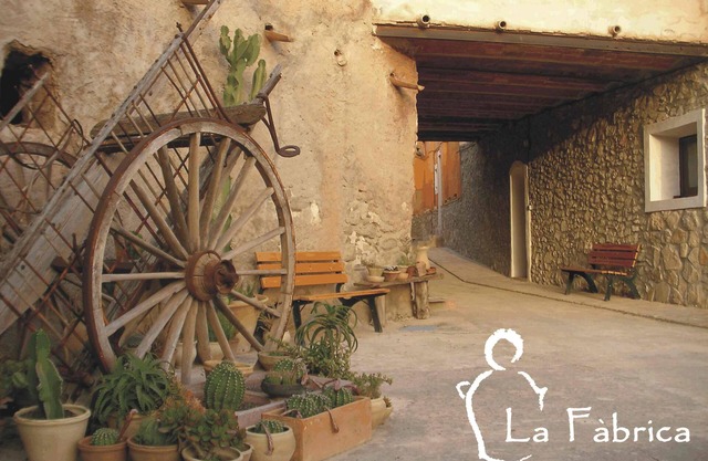 Casas Rurales La Fàbrica - descansa en una antigua alfarería.