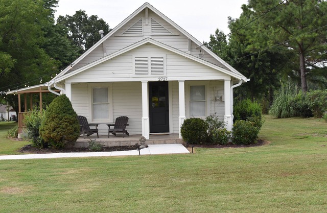 La Ferme - french for country farmhouse 3BR/1BA in Rogers. Close to LPGA.