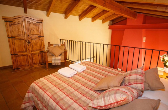 La Fragua es una casita con techo a dos aguas construida en piedra y madera.