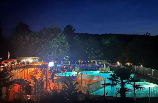 La Grande Prade Campsite*** - Noyers mobile residence with semi-covered wooden terrace for 5/6 people + TV-TNT + AIR CONDITIONING for 6 people