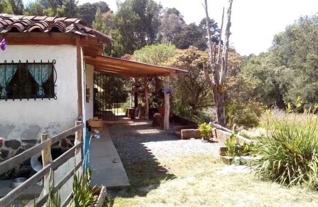 Cabaña Casa de barro La guaca con chimenea, cerca a Parque Arvi