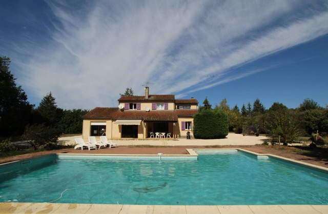 La Jonquiere, quiet house overlooking a Lotois village. Animals accepted.