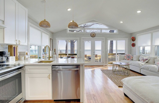 "La Licorne" Waterfront Beach Cottage