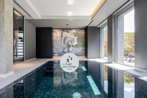 La Loge aux Loups, piscine intérieure, climatisation, terrasse ombragée et local vélos, à 100 m du lac