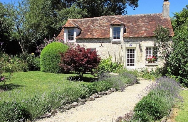 LA LUNE - COTTAGE HOLIDAY RENTAL, IN LE GRAND PRESSIGNY, INDRE-ET-LOIRE, FRANCE.