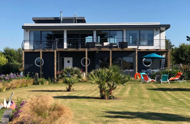 La Maison Bateau au Bord de Mer