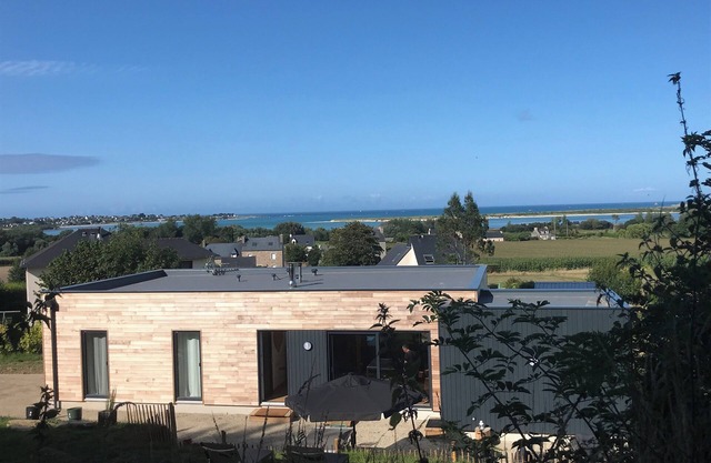 La Maison d'Eugénie 2 to 6 pers with jacuzzi sea view, quiet location with large garden.