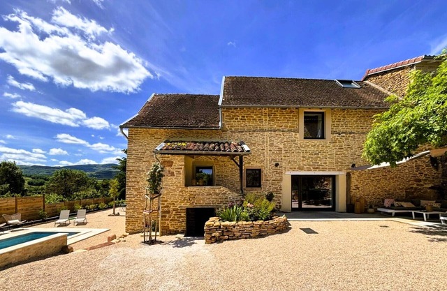 La Maison des Iris - Atmospheric Stay in Authentic Burgundy Setting