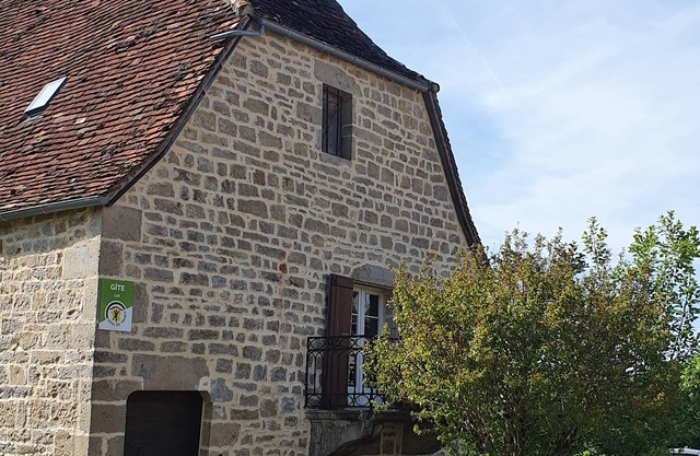 La Maison du Garde: typical Quercy house at the foot of the château.