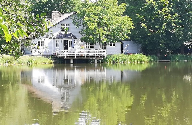 LA MAISON DU LAC Charming cottage in front of a big private lake