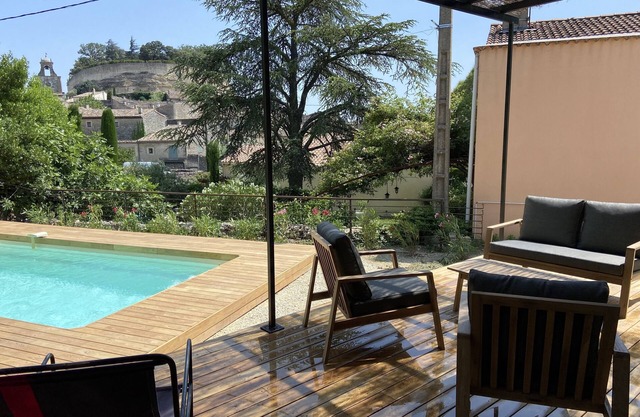 La Maison du Petit Jeu à Grignan : Piscine et vue sur le Château