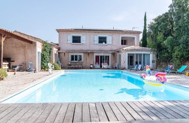 La Maison Noz, bastide with swimming pool, ideal for friends and families