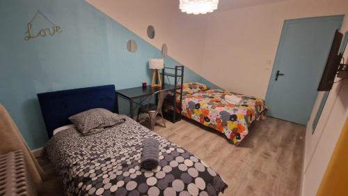 La maison ocre - chambre turquoise