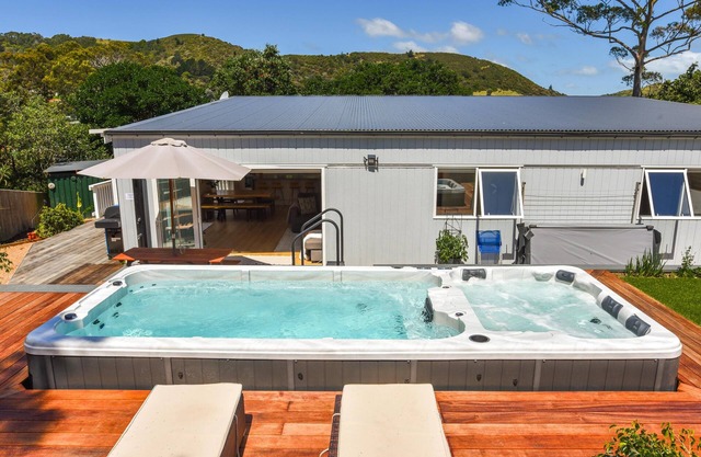 La Maison Soleil - Modern, sun-filled home with 3 bedrooms (1 king, 2 queens), 2 tiled bathrooms, full kitchen, aircon, and open living. Large garden, BBQ, heated swim spa, and hot spa pool. Quiet, sunny location near shops, vineyards, and transport.