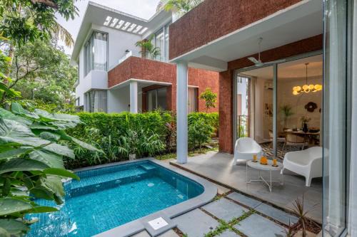 La Masillia, 2 BHK with Private Pool, 15 mins from Morjim Beach, Wifi, Peaceful location, Kitchen, Security, Patio