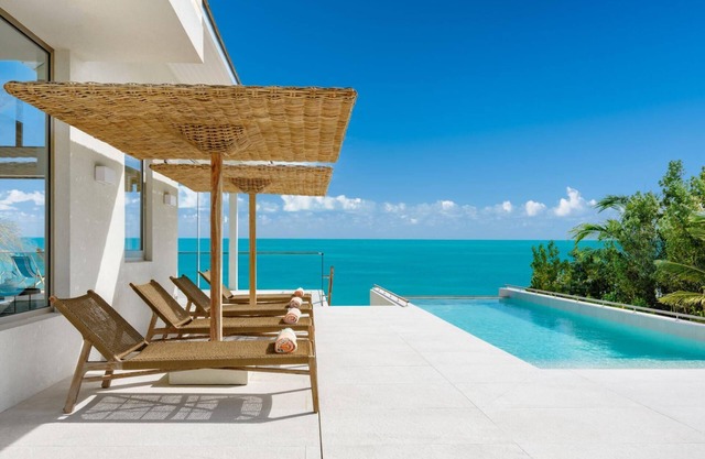La Mer Villa West, Luxury Oceanfront on Sapodilla Bay