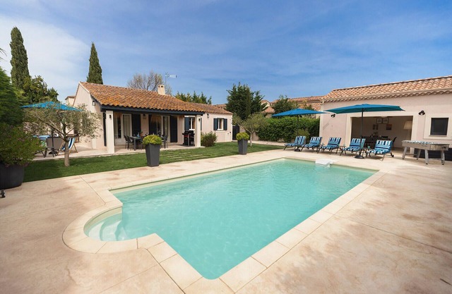 LA Mouriesenne: Villa 7 Personnes, Piscine Chauffée au Centre du Village