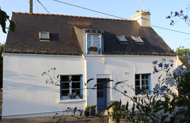Casa La P'tite con persianas azules - Small Gîte du Centre Bretagne