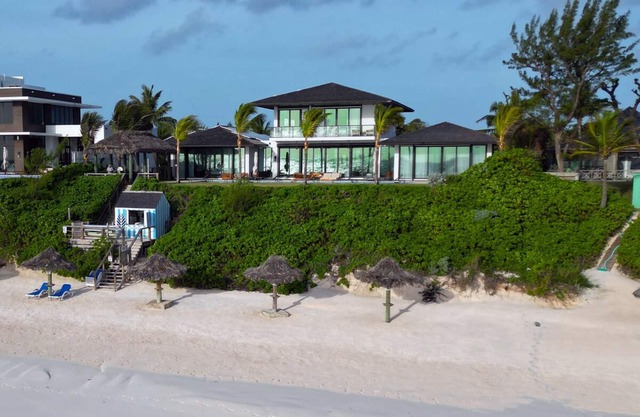 Villa de lujo en la playa, piscina, gimnasio, jacuzzi, cine en casa y más