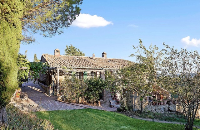 La Pergola - Beautiful stone house at a hilltop in Tuscany