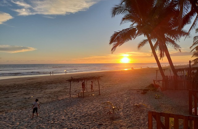 Los Bungalows en mera orilla del mar pacifico