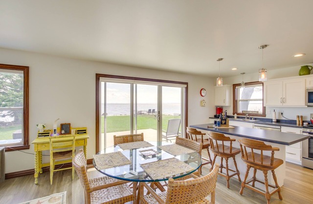 ‘La Petit Maison’ - Lakefront Oshkosh Home!