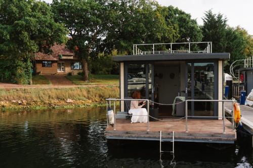 La Petite Foret Houseboat On The Isle Of Wight