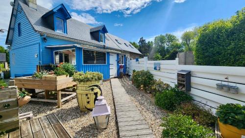 la petite maison en bois bleue