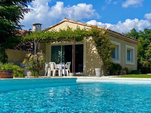 La petite maison avec piscine face au Luberon