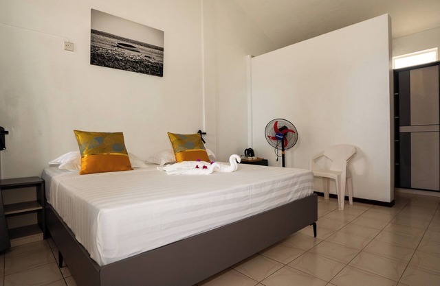 Modern Bed & Breakfast Room 1 and easy access to the beach of English Bay