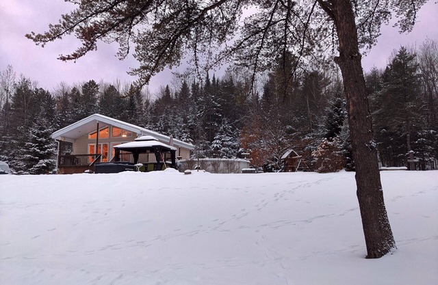 La Quiétude des Trois-Lacs | Spa and Heated Pool in front of the Lake