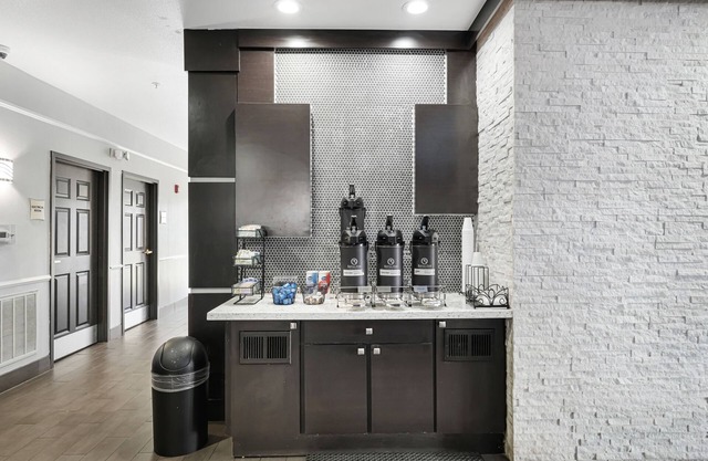 La Quinta Inn & Suites by Wyndham Houston Hobby Airport