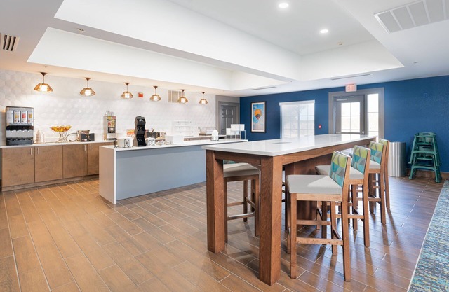 La Quinta Inn & Suites by Wyndham Shawnee
