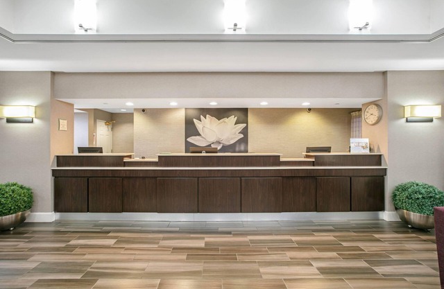 La Quinta Inn & Suites by Wyndham DFW Airport South / Irving
