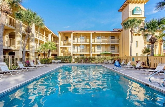 La Quinta Orlando Airport West | 2 Double Beds | Budget-Friendly Stay | Pool